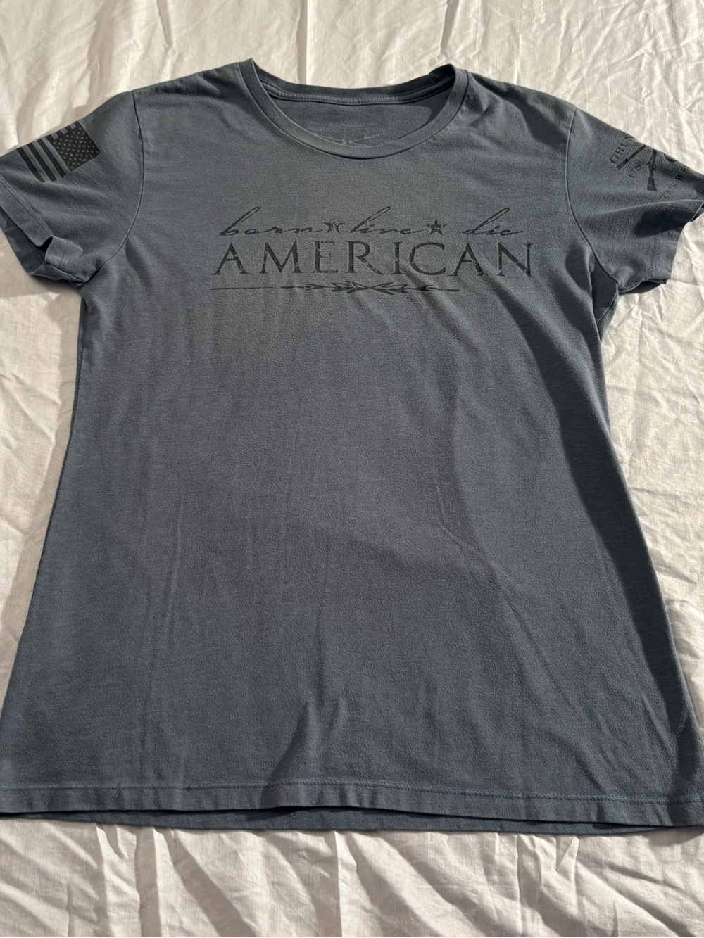 Born to Be American Women’s Medium Blue Gray USA 1776 Graphic T-Shirt
